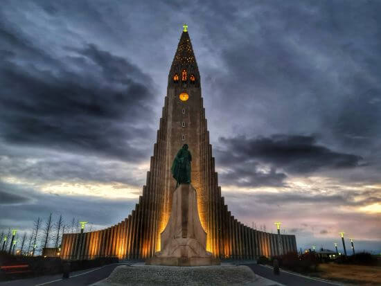 Bild der berühmten Kirche Hallgrímskirkja in Reykjavik.