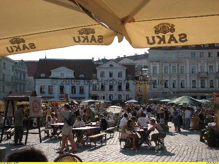 Erfrischung unter dem Zeltdach mit Blick auf den vollen Rathausplatz