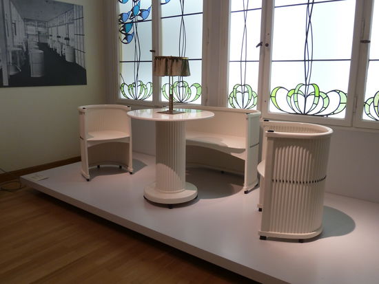 Tisch und Sessel - Amsterdam - Hans Günter Reinstein - 1910 -
Pressstoff weiß lackiert