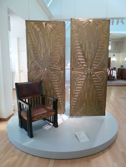 aus dem Musikzimmer im Hause Behrens:
Schiebetüren - 1901 - Aluminium-Bronze - Hersteller: H.E. Eggers, Hamburg 
Sessel - 1901 - Birnbaum geschwärzt - Lederpolster - Hersteller: Höfmöbelfabrik L.J.Peter, Mannheim