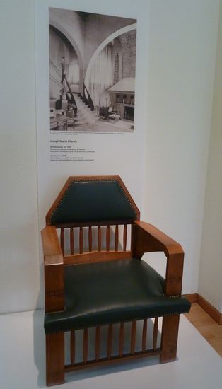 Armlehnsessel, um 1900 - Joseph Maria Olbrich - Nussbaum, grüner Lederbezug - Hersteller: Hofmöbelfabrik Julius Glückert, Darmstadt