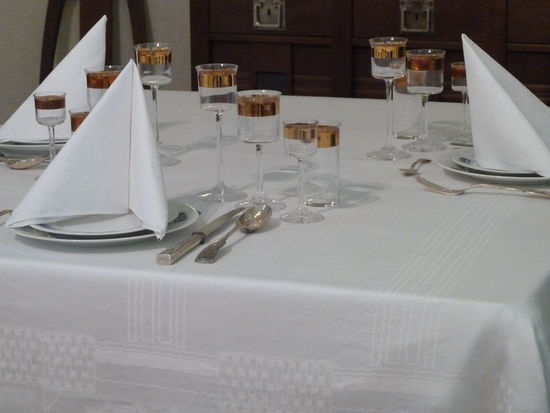 Wertheim-Speisezimmer - Wiederholung des Wandmotivs auf der Tischwäsche