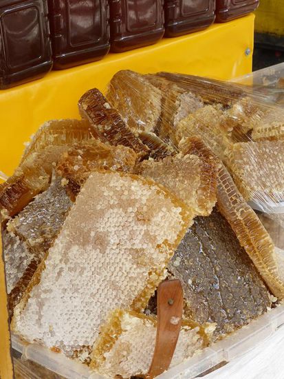 den Honig gibt es noch in Waben