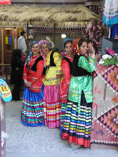 die jungen Frauen sind aufgeschlossen und lassen sich gerne von uns und mit uns fotografieren - nicht nur hier im Souvenirshop