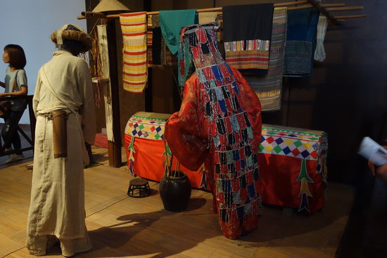 Begräbnis-coffin der Muong mit farbenfrohem gewebtem Überwurf