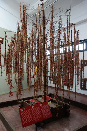 ritueller Baum der Thai - dekoriert mit leichten Holzblumen, Spinnen, Affen oder Vögel - alles leichtgewichtig aus Bambusholz hergestellt. Um diesen Baum herum wurde dann gesungen, getanzt und Musik gemacht.