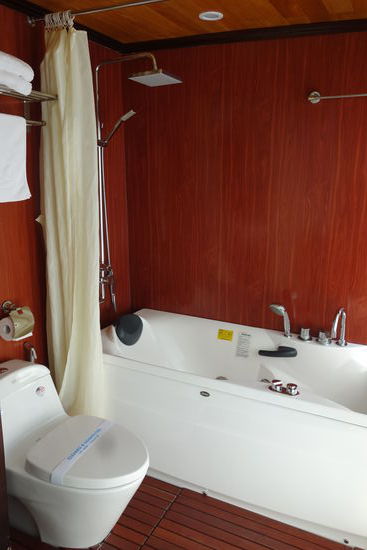 Badewanne mit Whirlpooldüsen