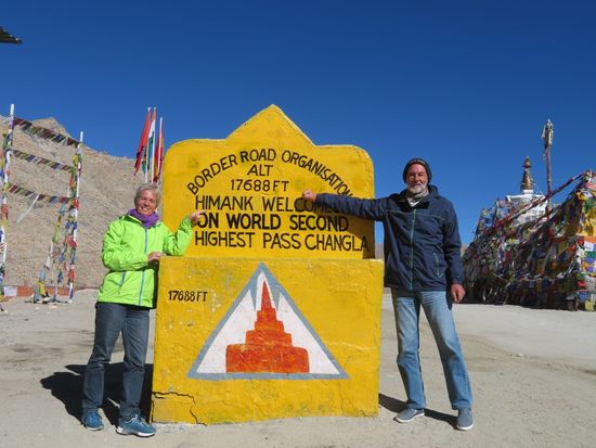 ...zum zweithöhsten befahrbaren Pass der Welt: der Chang La (5360 m ü.M.).