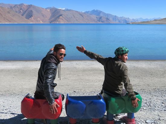 Am See wurde dereinst der indische Film "Die drei Idioten" gedreht. Seit dem ist er populäres (indisches) Touristenziel und jeder läßt sich in den Posen der "DREI" fotografieren.