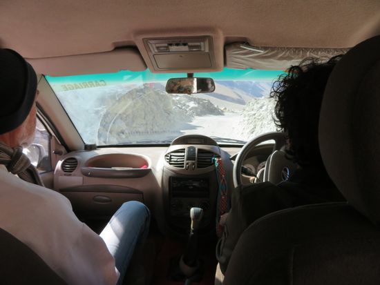 Ich hatte immer gedacht, wenn man quer durch Java hinauf zum Bromo gefahren ist, wenn man 15.000 km Strecke in Australien hinter sich gelassen hat, wenn man Mexiko, Costa Rica und die DomRep ohne Reifenschaden durchquert hat und auch aus dem Kreisverkehr am Arc de Triomphe nach einer Stunde wieder rausgefunden hat, dann könnte man Autofahren. Das ist nicht so. Sajjad und seine Kollegen Taxi- und LKW-Fahrer im Himalaya haben mich eines Bessern belehrt. Chapeau!
