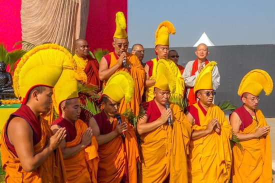hat man eine Vorliebe für Chanting, so kam man bei dem 3-tägigen Festival auf seine Kosten. Chanting ist ein eher monotones singen religiöser Lieder oder Mantren, wird auch als "Heilsingen" bezeichnet, da die Konzentration auf den Chant in der Gruppe soziale und gesundheitsfördernde Wirkung entfalten kann - laut Wikipedia, bzw. auch laut meiner Wahrnehmung während dieser Tage.
