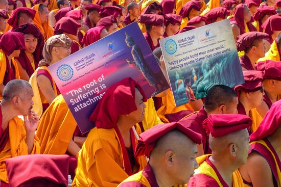 Aus verschiedene Ländern Asiens aber gemeinsame Ziele. Der Buddhismus versucht ja die Ursachen zu erkennen um daraus die rechte Handlung ableiten zu können. Hier die Übersetzung der Sprüche aus obigem Bild:
"die Wurzel des Leidens ist Anhaftung"
"glückliche Menschen bilden ihre innere Welt, unglückliche Menschen machen die äußere Welt verantwortlich" (...für das was ihnen widerfährt)
