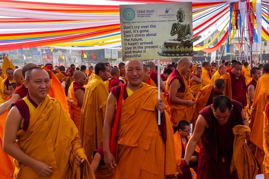 "weine nicht über das gestern - es ist vorbei
mach dir keinen Stress über die Zukunft - sie ist noch nicht angekommen
lebe in der Gegenwart und mache sie schön!"
Manche Lifestyleberater oder auch Firmen schreiben sich die Erkenntnisse des Buddhismus auf ihre Fahnen. Durch einen Firmenverkauf gehörte ich in meinem Berufsleben mal eine Zeitlang zu Cap Gemini. Dort hies es:
"sage was du denkst und tue was du sagst". Das stammt aus dem edlen Achtfachen-Pfad   in dem Buddhas Erkenntnisse zusammengefasst sind.