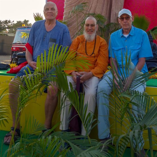 Fand 2 aus dem Westen, Tom aus Holland und Robert aus den USA. Beide sind zur Rente nach Indien übergesiedelt. Tom ist ab und zu in Dharamsala, bei einem dortigen jährlichen Treffen positioniert er sich an einem günstigen Platz am Ausgang wo der Dalai Lama vorbeikommt. Der zupft ihn dann am Bart!