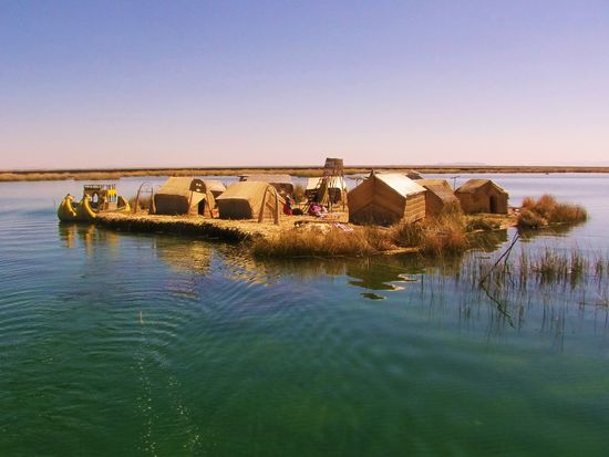 Von den schwimmenden Dörfern auf dem Titicacasee