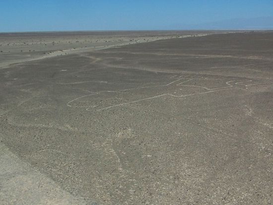 hinunter zu den Nazca Linien am Pazifik
