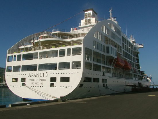 Das Schiff besteht aus neun Decks. Die beiden unteren sind für Technik und Mannschaft. Meine Kabine befindet sich auf Deck 4.