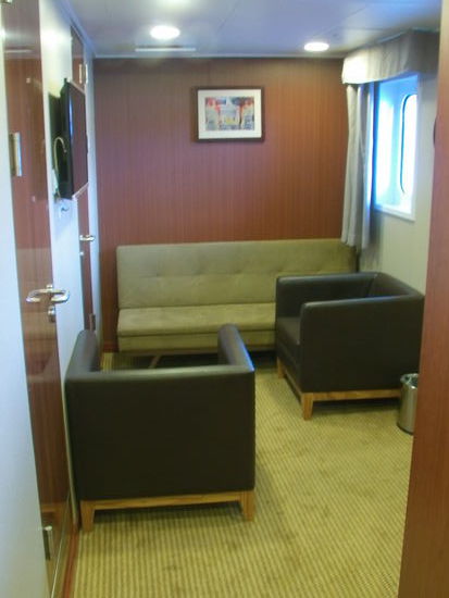 Es gibt eine Sitzecke mit Fernseher,