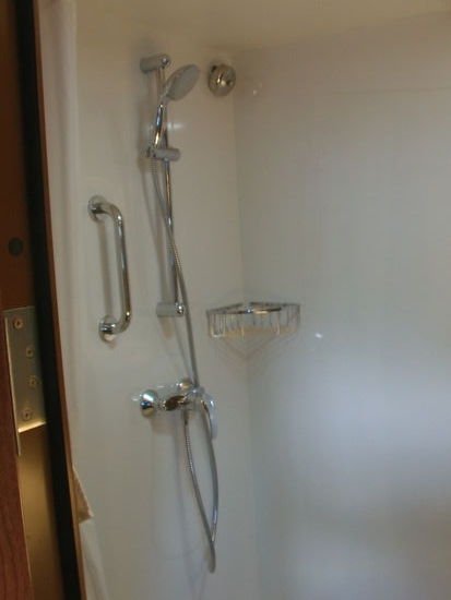Zu unserem Schlafsaal gehören zwei Bäder mit Dusche und Toilette.