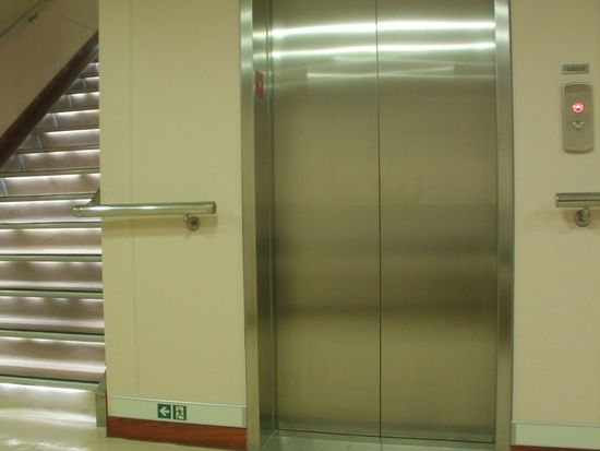 Alle Decks sind über Treppen und den Fahrstuhl zu erreichen.