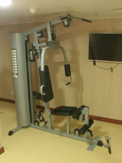 zwei Fitnessräume und einen Massageraum.