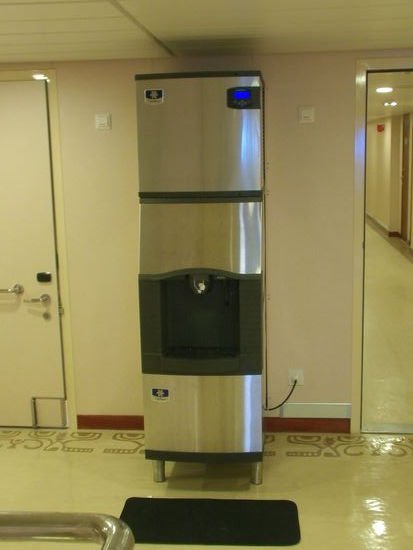 Auf jeder Etage sind diese Wasser.-und Eisspender aufgestellt, an denen man sich immer bedienen kann.