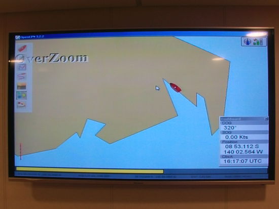 In den Gängen und auf den Kabinen kann man ständig über diese Monitore die aktuelle Schiffsposition sehen.
