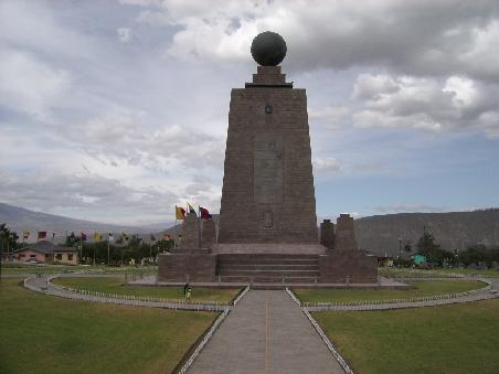 Das Monument am angeblichen "Mittad del Mundo"; man sieht die Linie , die den Aequator markieren soll