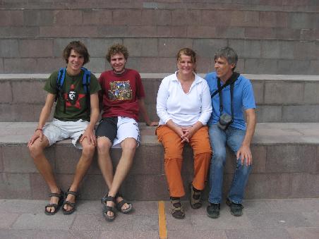 Johannes und ich im Sommer waehrend Bea und Peter auf der Winterseite lange Hosen brauchen