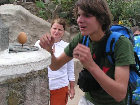 Auf dem Aequator ist es relativ einfach ein Ei auf einem Nagel zu balancieren - nur Peter hat es nicht geschafft!