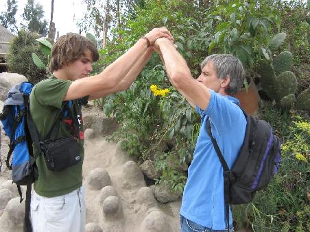 Ausserdem ist es spuerbar einfacher die Arme eines anderen auf dem Aequator runterzudruecken