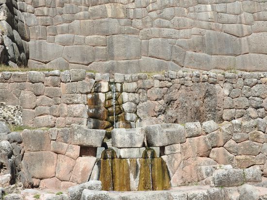 Der Wasser des Brunnens soll ewige Jugend und Schönheit spenden, er ist aber so abgesperrt dass wir nicht ans kühle Nass kamen. Also wird es bei uns nichts mehr mit der ewigen Jugend.