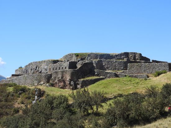 Pukapukara die "rote Festung" lag strategisch günstig um den Weg von Cusco ins Heilige Tal zu überwachen, Reisenden und Stafettenläufern als Nachtstation zu dienen und Waren umzuschlagen.