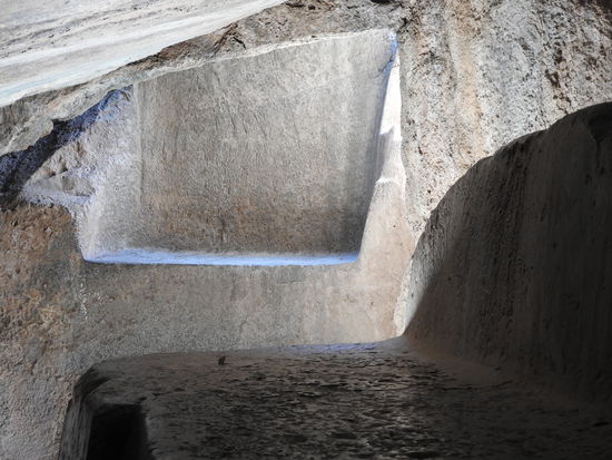 Qenqo ist eine kleine aus einer Kalksteinwand herausgemeißelte Anlage die den Inkas als Kultstätte diente.