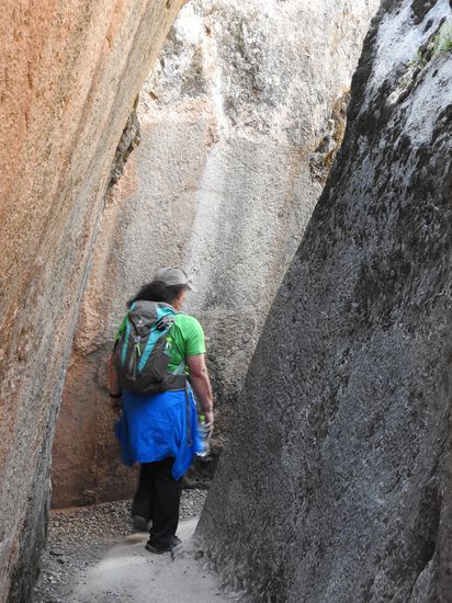 Durch die schlangenförmige Opferrinne floss geweihtes Wasser, Chicha und Blut in eine Höhle, hier wurden vermutlich auch adlige Tote einbalsamiert.