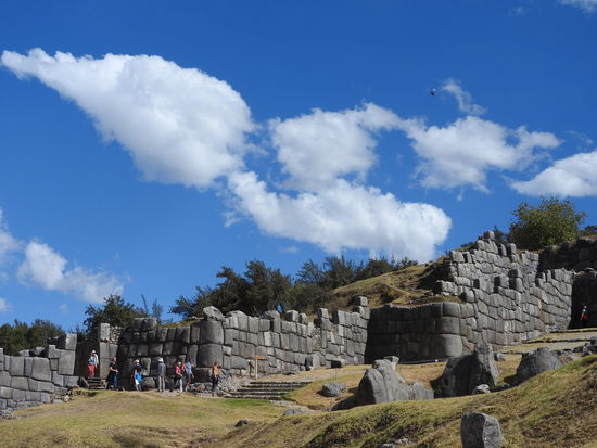 Sacsayhuaman liegt direkt über Cusco und ist fast 2 ha groß und bietet einen schönen Blick über die Stadt.  Die Anlage wurde 1536 von den Spaniern zerstört und die steine zum Aufbau von Cusco benutzt. Deshalb ist vom inneren der Anlage nichts mehr vorhanden und man sieht nur noch Teile der 3 äußeren Zickzackwällen. Manco Inca der letzte Inkaherrscher  zog sich mit seinen Soldaten ins Heilige Tal zurück.