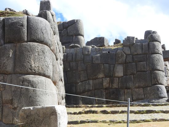 Einige der großen Steinquader wiegen über 200 Tonnen und müssen in der 50-jährigen Bauzeit an ihren Platz transportiert und eingepasst worden sein. Wie die Inkas das bewerkstelligt haben kann man sich immer noch nicht erklären.