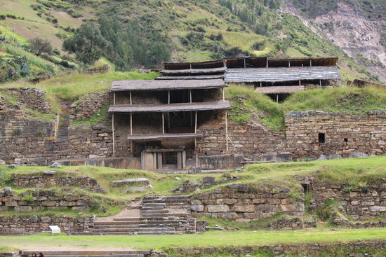 Haupteingang der Tempelanlage Chavin in den Anden