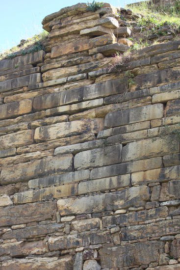 Extra für Hans (Waldwimmersbach) der von Steinmauern so fasziniert ist 
Dreitausend Jahre alt und ohne großes Handwerkszeug gefertigte Seitenmauer in Chavin