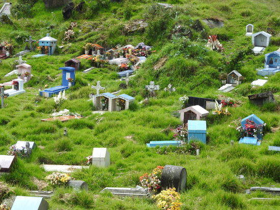 Der Friedhof von Wilkahuain. Bunt, fast schon fröhlich, kreuz und quer mit  vielen Blumen. Manchmal sieht man in den kleinen Grabmalen auch leere Bierflaschen, Peruaner lieben Bier - bei manchen ist die Liebe fast schon zu groß ; ähnlich wie bei uns auch