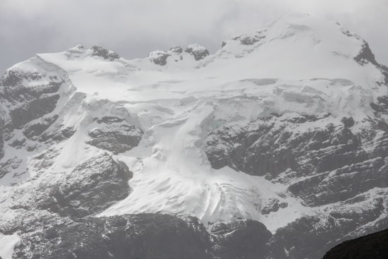 Ich stehe beim fotografieren bereits auf 4.900m und die Schneeberge der weißen Cordilleren sind immer noch gigantisch hoch. Die Berge hier kratzen an der 6.000er Marke oder sind deutlich darüber.