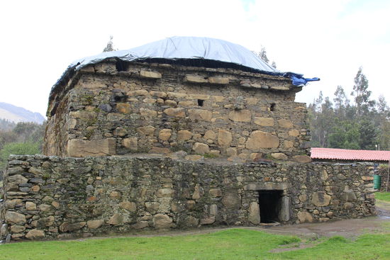 Der Tempel von Wilkahuain, gebaut 800 Jahre vor Christus von dem kriegerischen Volk der Wari. Sie eroberten von Lima bis in die Anden hoch große Gebiete und herrschten mit harter Hand, versanken dann aber wieder in der Geschichte.