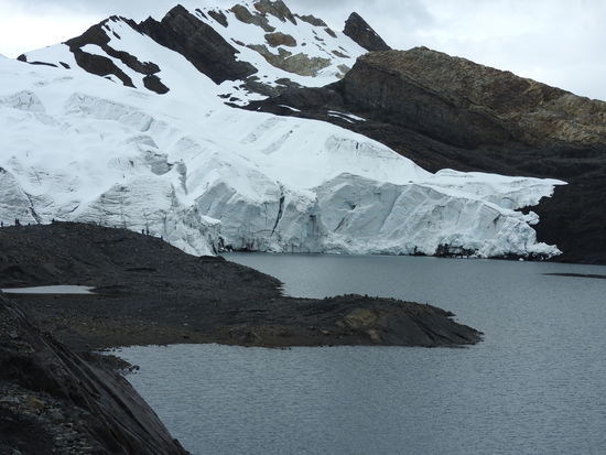 Der Pastorurigletscher im Huascaran, Konrad wandert die eine Stunde vom Busparkplatz hoch auf 4.950 Hm. Mir wackeln auf dem Parkplatz schon die Knie, mir ist übel und verzichte auch darauf die Strecke mit dem Pferd zu reiten, denn noch mehr Höhe packe ich nicht.
Der Gletscher hat durch den Klimawandel bereits mehr als die Hälfte seiner ursprünglichen Größe eingebüßt und die Fahrt nutzen die Führer jetzt dazu über Umweltschutz zu informieren.