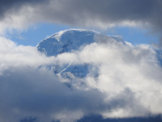Der Chimborazo ist mit seinen 6287m Höhe der höchster Vulkan und höchste Berg von Equador.
Da die Erde keine Kugel sondern eher elyptisch ist, wäre der Chimborazo vom Erdmittelpunkt aus gemessen der höchste Berg der Erde. Aufgrund des größeren Erddurchmessers am Äquator etwa  2000m höher als der Mount Everest.
Und meistens hüllt er sich mal mehr und mal weniger in Wolken