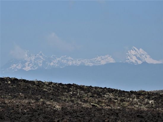 El Altar, der in der indigenen Sprache Kichwa 'Kapak Urku' (übersetzt 'Mächtiger Berg') heißt ist ein alter nicht mehr aktiver Vulkan. Bei seiner letzten Aktivitätsperiode ca. um 1400 explodierte der Vulkangipfel was zu seiner aktuellen bizarren Form mit neun 5000er Gipfeln führte in deren Mitte sich ein Kratersee befindet.
Aufgrund der Sockelausmasse des Berges wird vermutet dass der El Altar ursprünglich höher als der Chimborazo war.