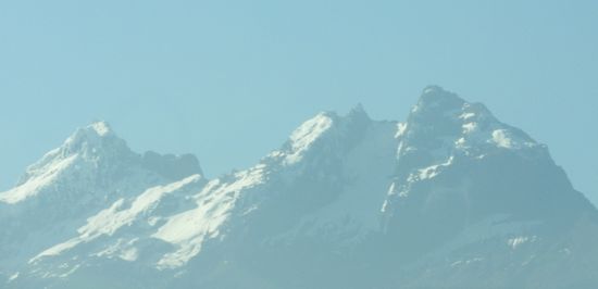 Der Carihuairazo ist ein kleinerer nicht mehr aktiver Vulkan in der Nähe des Chimborazo. Der Vulkan explodierte bei seinen letzten Ausbrüchen und hinterließ einen zerklüfteten Rest mit 2 Gipfeln. Ursprünglich hatte er wohl eine ähnliche Höhe wie der Chimborazo.