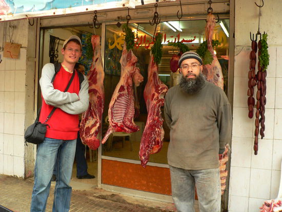 Foto mit dem Metzger in Saida ... Er kam mit dem Messer auf mich zu ... war schon komisch, aber er wollte eigentlich nur ein Foto von mir machen. Da seine Haende so dreckig waren hat der Iraner das Foto gemacht.