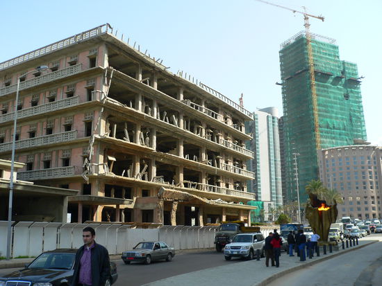 Dort wurde der ehemalige Praesident vom Libanon hariri vor 2 Jahren (hatte 2 Monate gesagt, das ist aber falsch gewesen) getoetet !