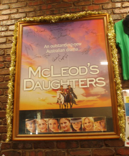 Im Pub hängt viel McLeods-Memorabilia