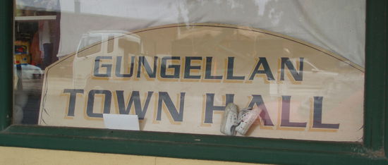 ...das Schild steht in einem Schaufenster...